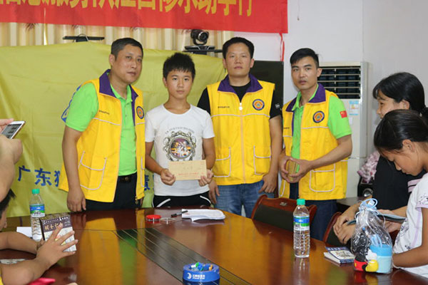 墨象序随广东狮子会到江西爱心助学